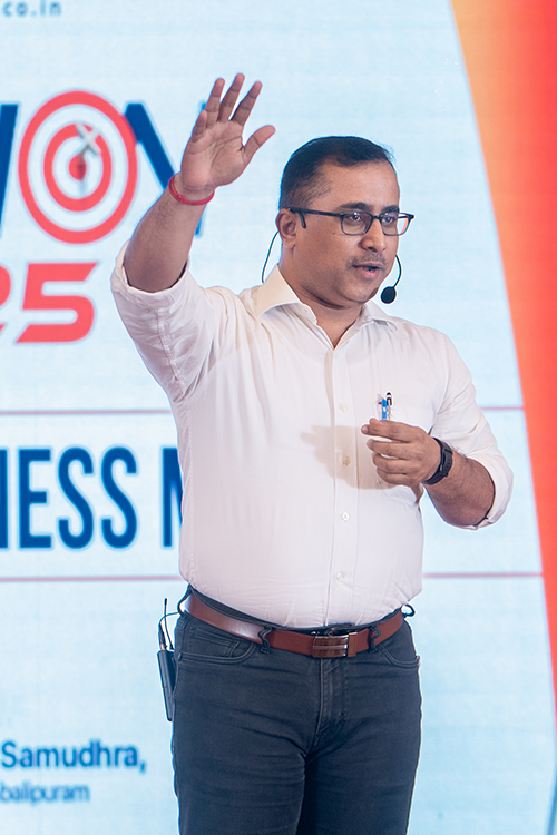 Best Transformational & Growth Mindset Speaker In Pune Leadership keynote speaker addresses the corporate annual event in Pune inspiring teams to grow.