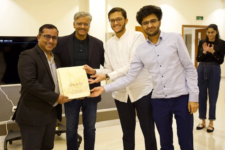 Growth coach speaks to Devji Jewellers managers in Bahrain, inspiring leadership  corporate success.