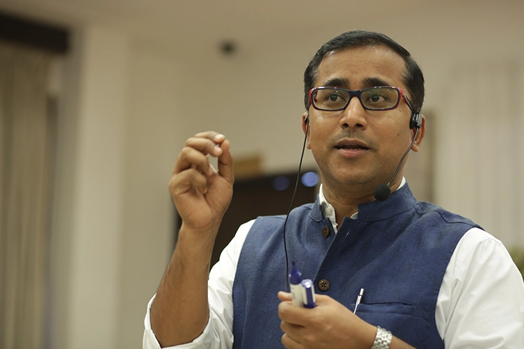 Leadership keynote speaker conducts engaging corporate leadership workshop for professionals.