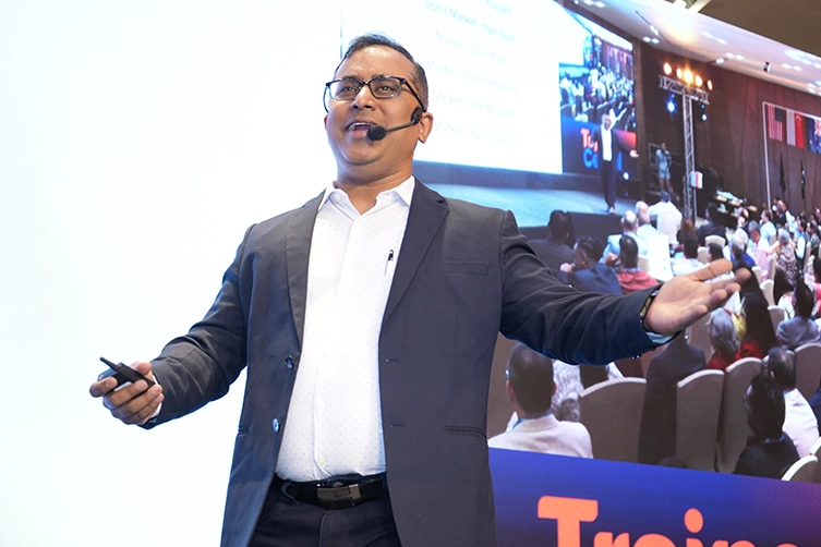 Leadership keynote speaker delivers the corporate motivational talk in Chennai business session.