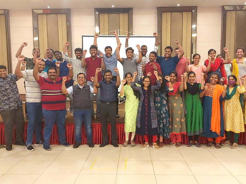 Leadership Keynote & Growth Mindset Program Coach In Pune Leadership keynote speaker coaches professionals during growth mindset program session in Pune