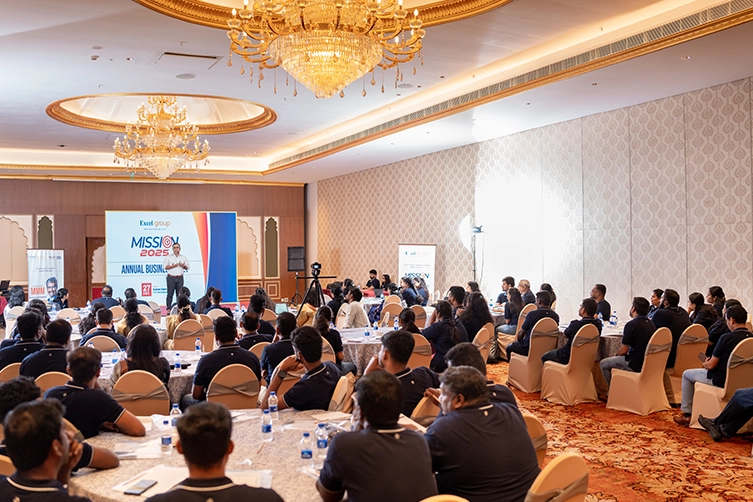 Leadership keynote speaker motivates professionals during Excel session with growth-focused strategies.